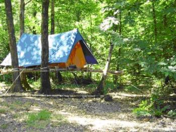Installation de tente pour un camp